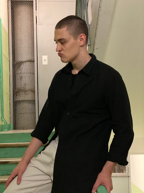 СТОЮ СТОЯ В ПОДЪЕЗДЕ